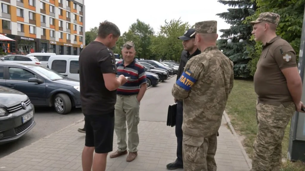 ТЦК не можуть самі зупиняти авто заради повістки: полковник пояснив межі повноважень